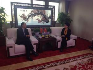 鄺遠(yuǎn)平與河南省工商聯(lián)副主席、鄭州市工商聯(lián)主席薛景霞